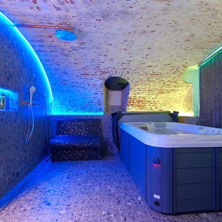 Secret Jacuzzi Mons - Parking Prive Gratuit Bed & Breakfast Exterior photo